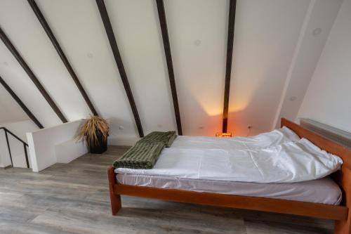 um quarto com uma cama num quarto com paredes brancas em Villa Xenia Kosmaj em Koraćica