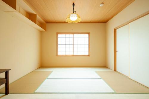 an empty room with a window and a ceiling at Piano&Stay 小西健二音楽堂～奏でる・泊まる～ in Higashikawa