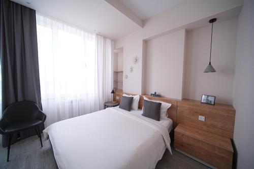 Un pat sau paturi într-o cameră la Sweet Home Apart-Hotel