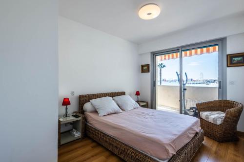 une chambre avec un lit et un balcon dans l'établissement Appartement les pieds dans l'eau pour 6 personnes à Saint-Raphaël, à Saint-Raphaël