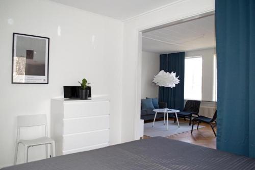 una camera con letto e un soggiorno di Basement Lounge a Halmstad