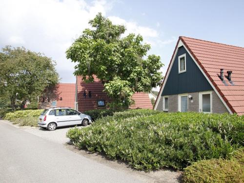 um carro estacionado em frente a uma casa em Holiday Home with garden near Mookerplas em Plasmolen