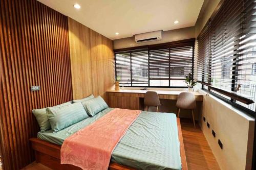 una camera da letto con un letto, una scrivania e una finestra di Casa Virginia - Seafront Residences a San Juan