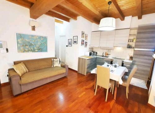 un salon avec un canapé et une table dans l'établissement [Duomo Suite] Top Center Apartment Como Lake, à Côme