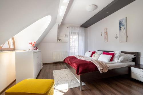 una camera da letto con un letto con cuscini rossi e bianchi di Apartament Eliza w centrum APARTZAKOP a Zakopane