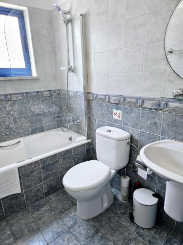 Koupelna v ubytování Marina Gardens, delightful 2 bedroom apartment