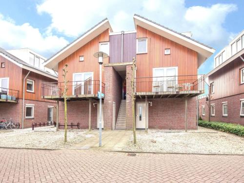 - un bâtiment avec 2 balcons sur le côté dans l'établissement Lake View apartment with dishwasher close to Amsterdam, à Uitgeest