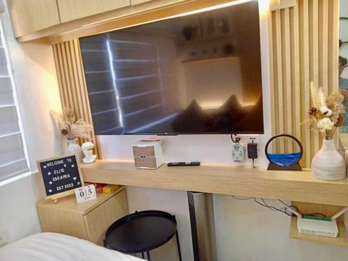 een televisie op een plank in een slaapkamer bij ALABANG STUDIO unit w/ high speed Fiber WIFI in Manilla