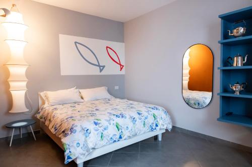 een slaapkamer met een bed en een spiegel bij Ca de l'Angelon - Apartment Sardella in Brenzone sul Garda