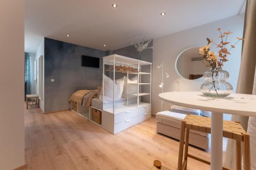 a room with a bed and a table and a room with a tablektop at Ferienwohnungen im Herzen der Stadt in Bayreuth