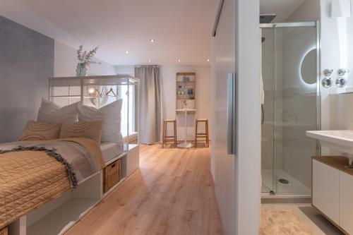 a bedroom with a bed and a shower and a sink at Ferienwohnungen im Herzen der Stadt in Bayreuth