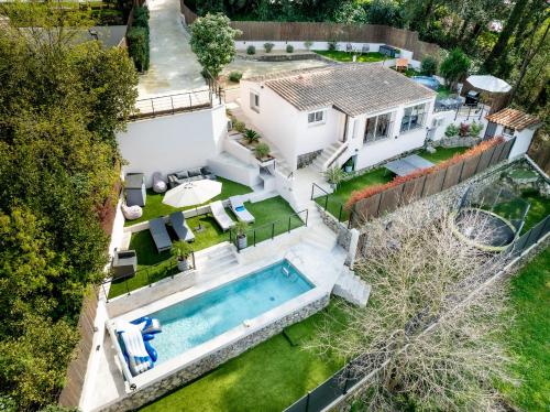 una vista aérea de una casa con piscina en Piscine- Jacuzzi - Vidéoprojecteur -Clim- Parking, en Mougins