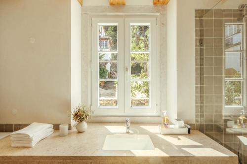 baño con lavabo y ventana en Sintra Unique, en Sintra