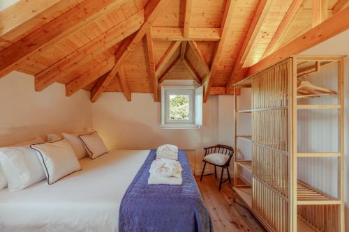 1 dormitorio con 1 cama en una habitación con techos de madera en Sintra Unique, en Sintra