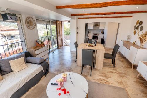 un salon avec un canapé et une table dans l'établissement Piscine-Jacuzzi-Vidéoprojecteur-Clim La Perle Rare, à Mougins