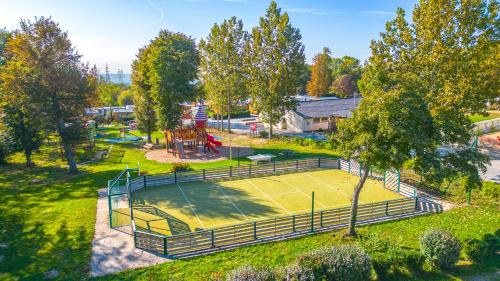 una vista aérea de una pista de tenis en un parque en Camping Le Parc de Paris en Villevaudé