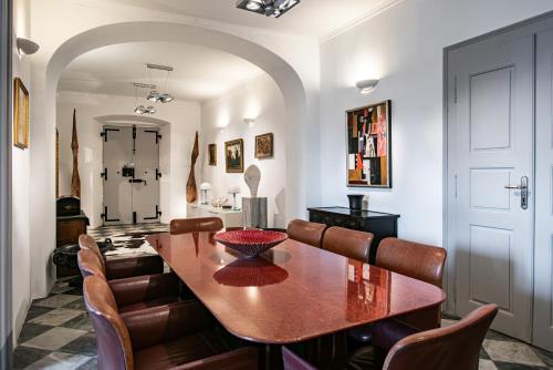 Posedenie v ubytovaní SECRET GARDEN APARTMENT by DuHomes