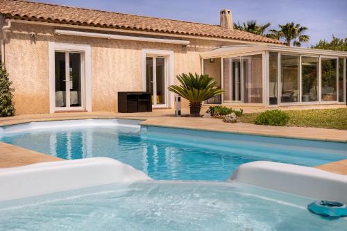 une piscine devant une maison dans l'établissement Villa de standing avec piscine dans le Var, à 10km des plages, à La Crau