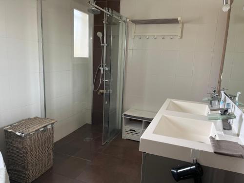 une salle de bain avec un lavabo et une douche en verre dans l'établissement Villa de standing avec piscine dans le Var, à 10km des plages, à La Crau