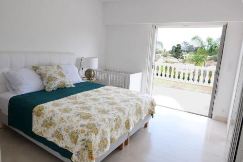um quarto com uma cama e uma porta de vidro deslizante em Stunning private Villa with Pool in Antibes em Antibes
