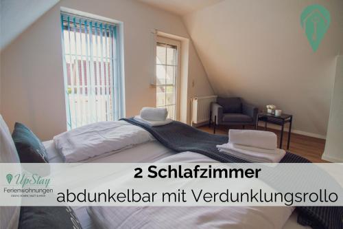1 dormitorio con 1 cama, 1 silla y 1 ventana en Ferienhaus Max, en Greetsiel