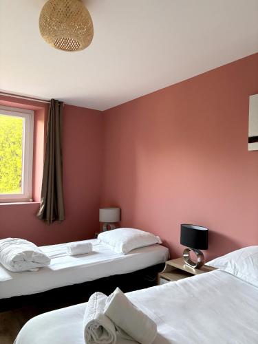 Saint-Romain-sur-CherL'Escapade Détente, 10 mn du ZooParc de Beauval的红色墙壁客房的两张床