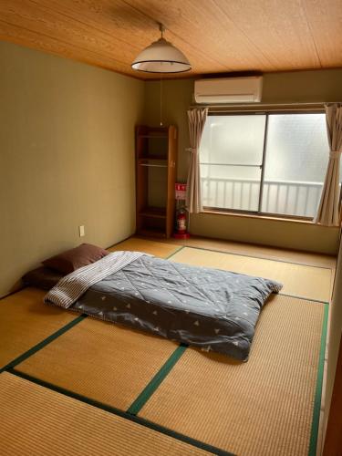 Кровать или кровати в номере 大阪魔力民泊·岸里