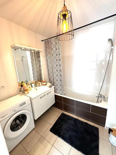 une salle de bain avec une machine à laver et un lavabo dans l'établissement l'Havana : Proche Gare Partdieu / aéroport / groupama stadium, à Villeurbanne