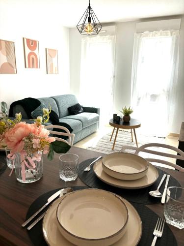 d'un salon avec une table et des plaques de cuisson. dans l'établissement l'Havana : Proche Gare Partdieu / aéroport / groupama stadium, à Villeurbanne