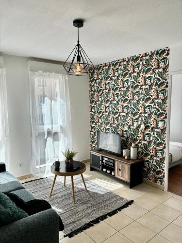 un salon avec un canapé et une télévision dans l'établissement l'Havana : Proche Gare Partdieu / aéroport / groupama stadium, à Villeurbanne