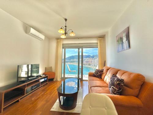 TV/trung tâm giải trí tại Ponta Nova One bedroom Apartment with Sea view