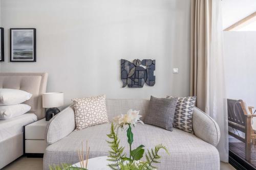 uma sala de estar com um sofá e uma mesa em GuestReady - Urban Retreat in Downtown em Dubai