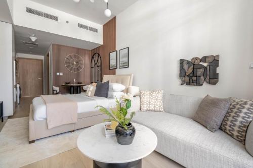 - un salon avec un lit et un canapé dans l'établissement GuestReady - Urban Retreat in Downtown, à Dubaï