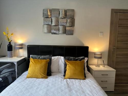 A luxury double bedroom with ensuite in High Wycombe房間的床