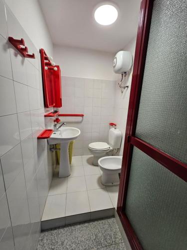 bagno con servizi igienici e lavandino di ELEGANT HOUSE ad Agnone Bagni
