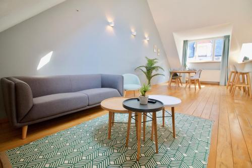 ブリュッセルにあるHeart of Grand Place - Stunning 2BR Duplexのリビングルーム(ソファ、テーブル付)