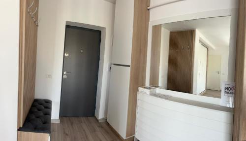 アルバ・ユリアにあるAPARTAMENT PANORAMICの鏡付きの部屋、ドア付きの廊下