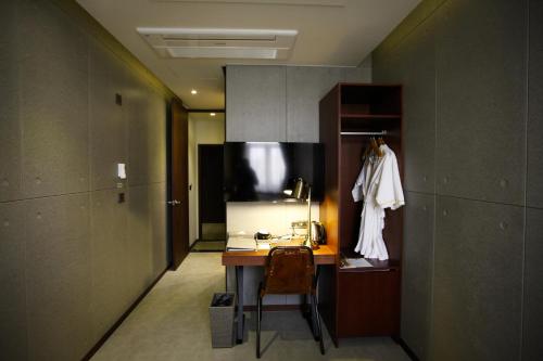 a room with a desk and a chair in a room at Hotel Doma Myeongdong in Seoul