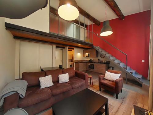 un salon avec un canapé marron et une cuisine dans l'établissement Molière Marseille, à Marseille