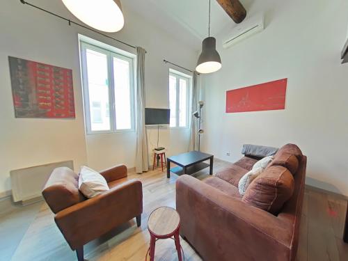 un salon avec un canapé et une table dans l'établissement Molière Marseille, à Marseille