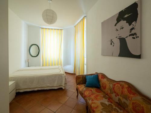 a living room with a bed and a couch at Alloggio all’Ombra del Campanile in Riano