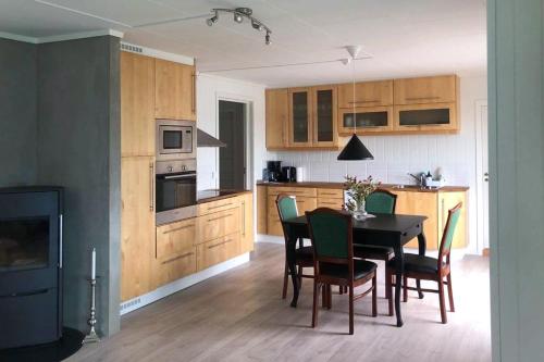 cocina con mesa de comedor y sillas en Store Ringheim Apartment - Villa Solberg, en Vossevangen