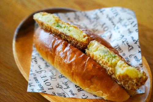 a hot dog on a plate on a table at YUKUSA OHSUMI UMI no GAKKO in Kanoya