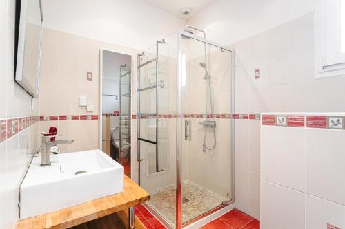 Kúpeľňa v ubytovaní Maison Boyardville Piscine Chauffée