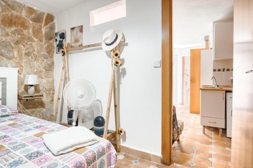 een slaapkamer met een bed en een stenen muur bij Cueva Alicante in Alicante