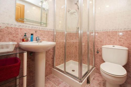 a bathroom with a shower and a toilet and a sink at Apartamento Golf Pau Casals in Albir