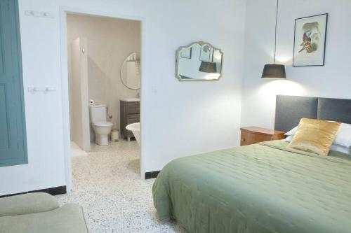 une chambre avec un lit et une salle de bain avec WC dans l'établissement Maison Mazuc- Central Townhouse Pezenas with Terrace, à Pézenas