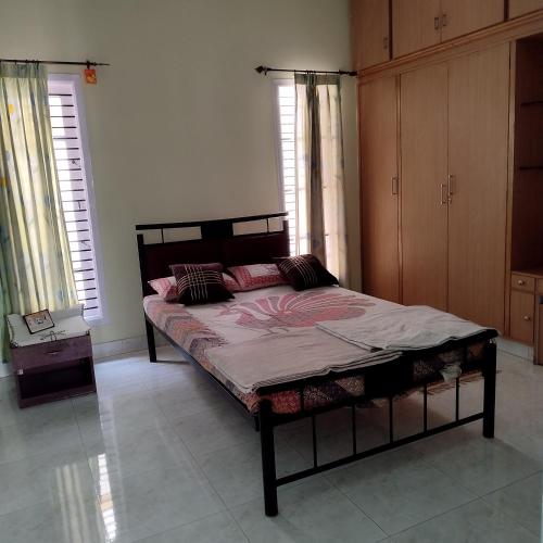 Katil atau katil-katil dalam bilik di Mahadimane - Spacious house with 3 bed rooms
