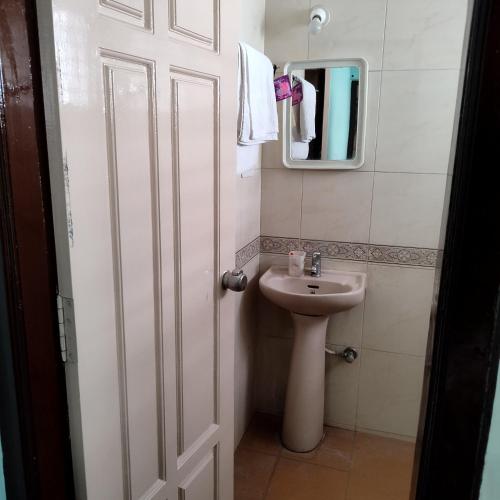 Bilik mandi di Mahadimane - Spacious house with 3 bed rooms