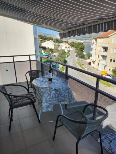 einen Tisch und Stühle auf einem Balkon mit Aussicht in der Unterkunft Vila Mara in Trogir